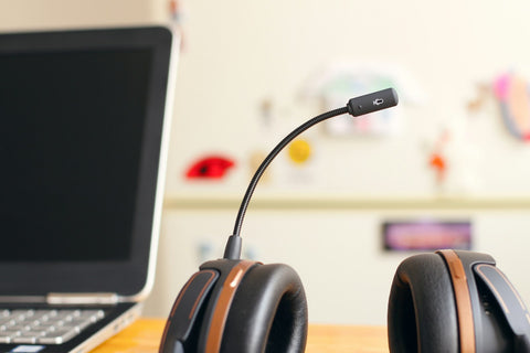 Cuffie da assistenza clienti vicino a un computer