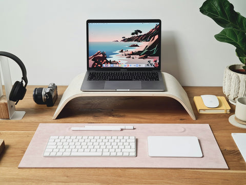 Laptop su scrivania in legno