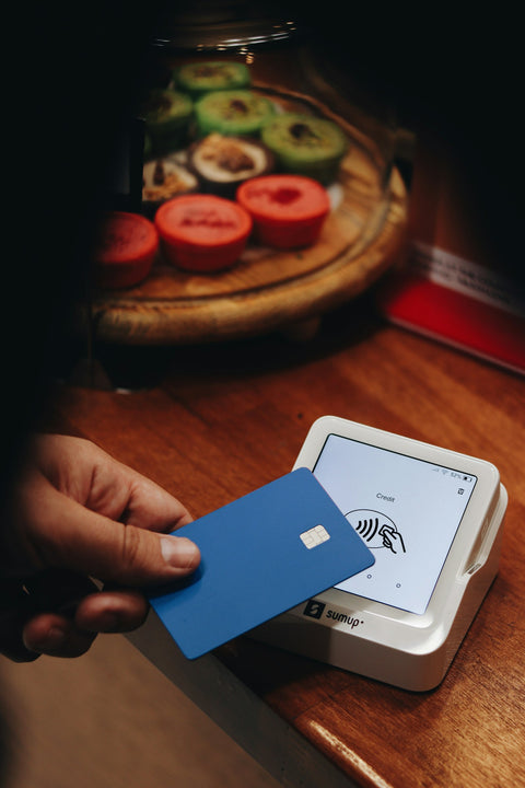 Persona che tiene una carta di credito in mano