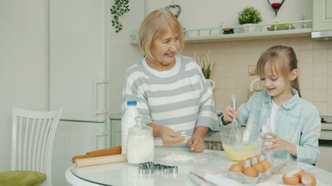 Nonna e nipote impastano insieme in cucina